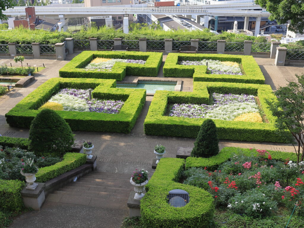 外交官の家の窓から